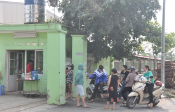 Tổng giám đốc về nước, công nhân bị nợ lương xuyên đêm túc trực tại công ty