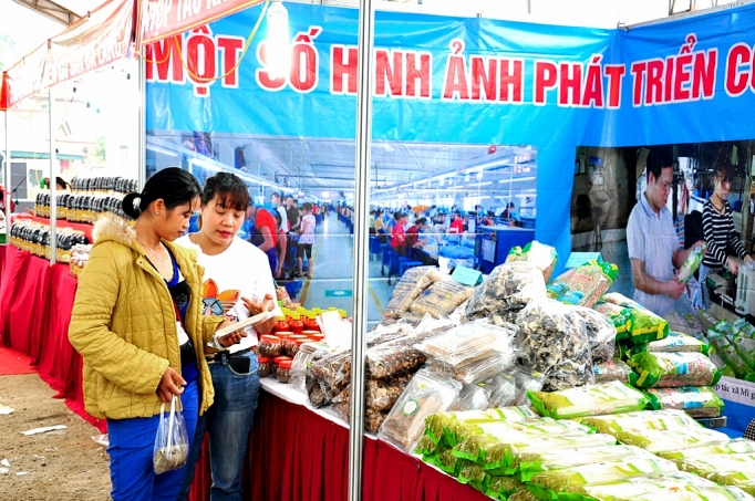 Phiên chợ hàng Việt lên với huyện Tân Sơn phien cho hang viet len voi huyen tan son