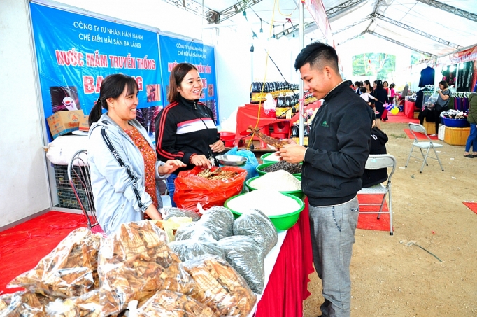 Phiên chợ hàng Việt lên với huyện Tân Sơn phien cho hang viet len voi huyen tan son