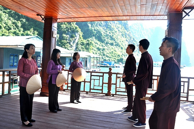 Làng nổi độc đáo trên vịnh Hạ Long lang noi doc dao tren vinh ha long