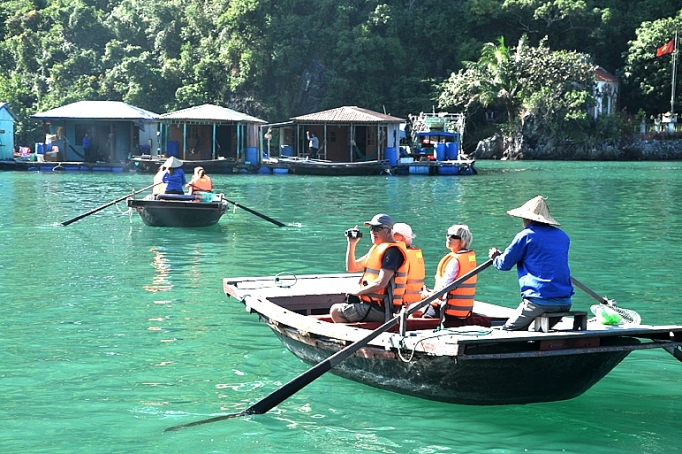Làng nổi độc đáo trên vịnh Hạ Long lang noi doc dao tren vinh ha long