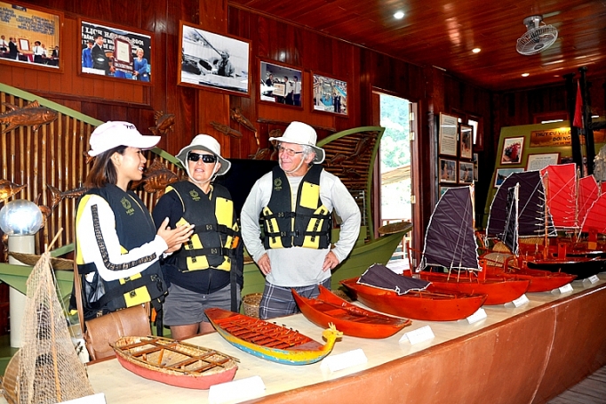 Làng nổi độc đáo trên vịnh Hạ Long lang noi doc dao tren vinh ha long