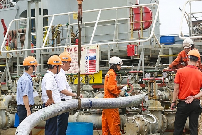 Tiếp nhận chuyến tàu dầu gốc đầu tiên tiep nhan chuyen tau dau goc dau tien