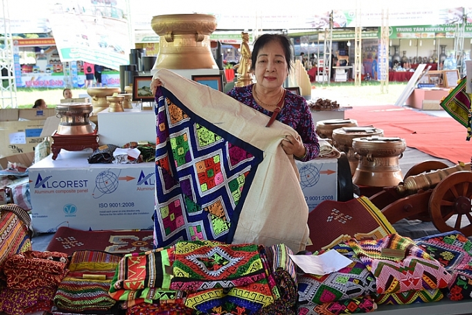 Nghệ nhân Trần Thị Huê: Nghệ nhân của thôn, bản Mường nghe nhan tran thi hue nghe nhan cua thon ban muong