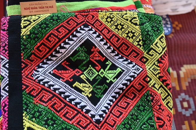 Nghệ nhân Trần Thị Huê: Nghệ nhân của thôn, bản Mường nghe nhan tran thi hue nghe nhan cua thon ban muong