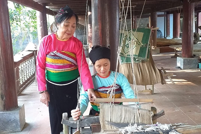 Nghệ nhân Trần Thị Huê: Nghệ nhân của thôn, bản Mường nghe nhan tran thi hue nghe nhan cua thon ban muong