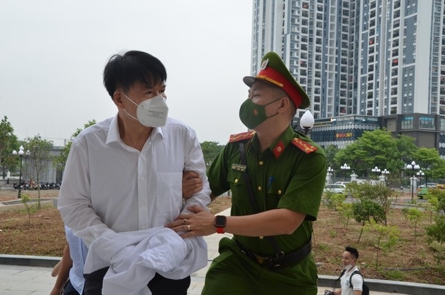 Cựu thứ trưởng Trương Quốc Cường bị dẫn giải vào phòng xét xử.