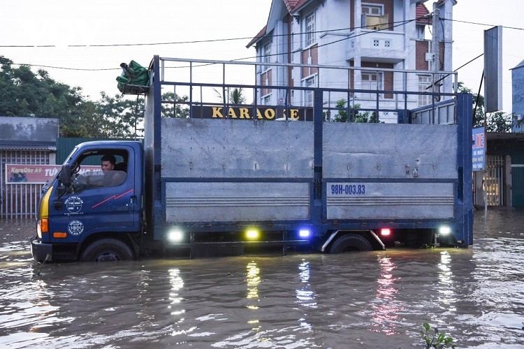 Nước sông Cầu dâng cáo khiến nhiều đoạn đường bị ngập nước