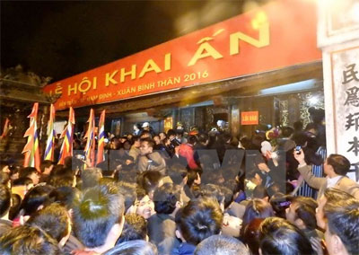 Hàng vạn du khách thập phương dự lễ khai ấn đền Trần 2016 Hàng vạn du khách thập phương dự lễ khai ấn đền Trần 2016