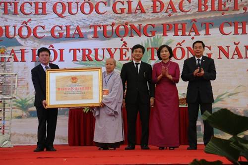 Chùa Thầy và chùa Tây Phương đón nhận Bằng xếp hạng Di tích quốc gia đặc biệt