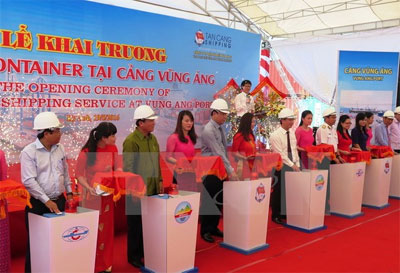 Khai trương tuyến vận tải hàng container qua cảng Vũng Áng