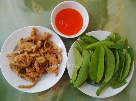Thịt chua ống nứa, lá ổi - món đặc sản vùng Đất Tổ