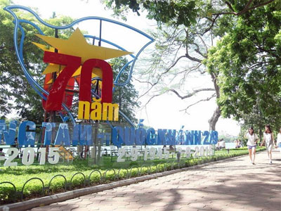 Đường phố Hà Nội rực rỡ sắc màu chuẩn bị đón ngày Quốc khánh Đường phố Hà Nội rực rỡ sắc màu chuẩn bị đón ngày Quốc khánh