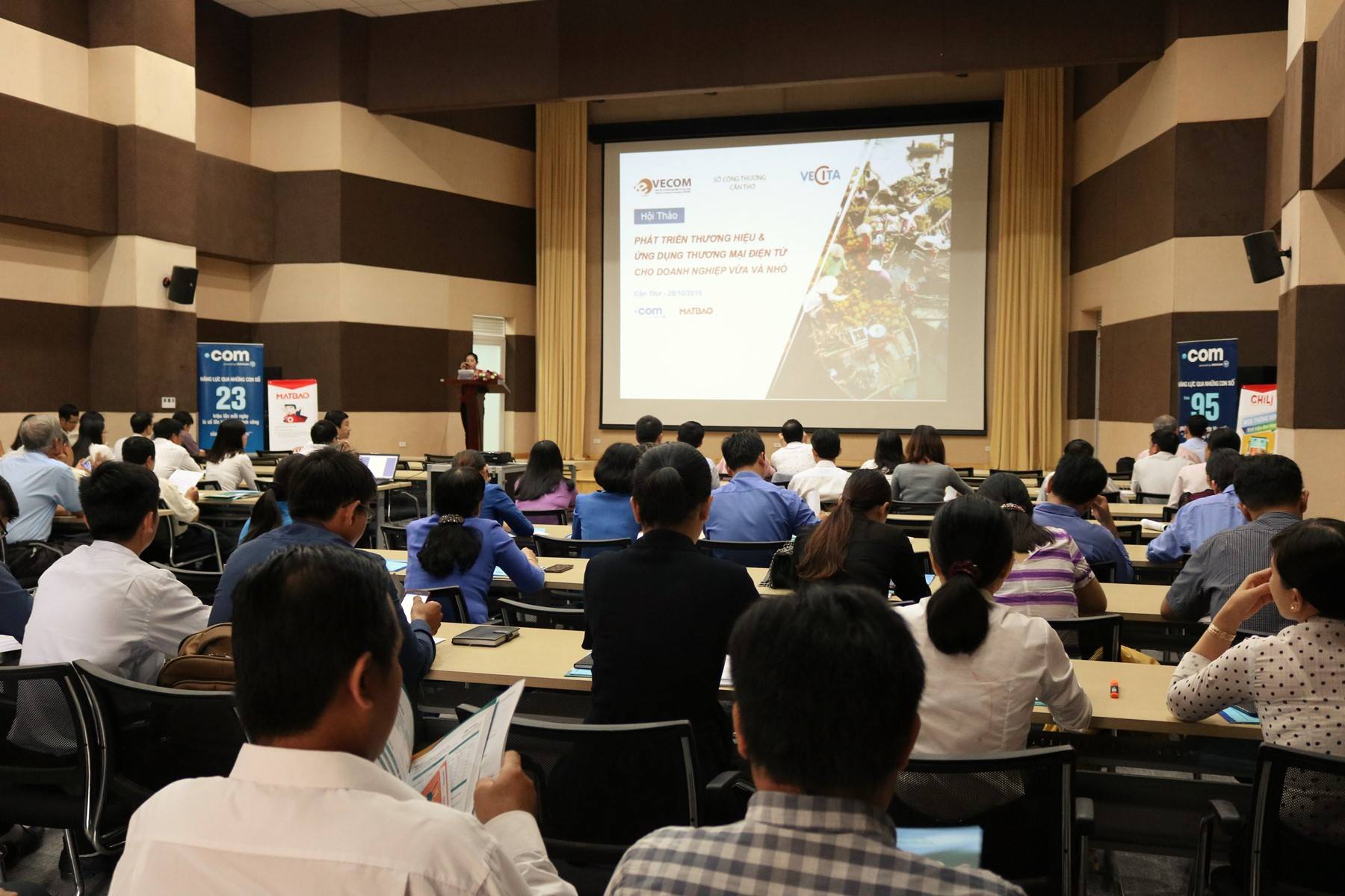 Xây dựng thương hiệu và phát triển thương mại điện tử cho doanh nghiệp vừa và nhỏ Xây dựng thương hiệu và phát triển thương mại điện tử cho doanh nghiệp vừa và nhỏ