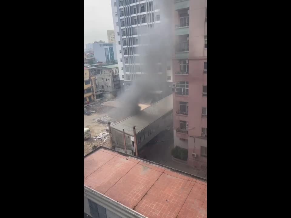 Hà Nội: Đốt rác khiến khói mịt mù bao phủ khu chung cư ở Lê Văn Lương