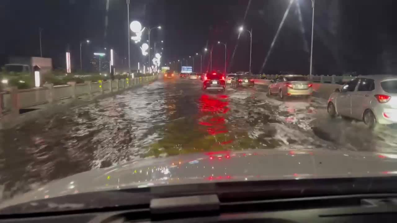 Hà Nội: Cầu Vĩnh Tuy cũng ngập sâu sau trận mưa lớn