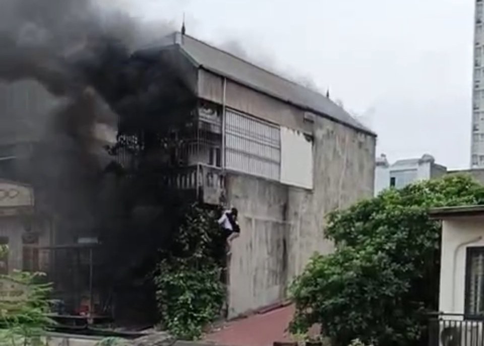 Video người dân cứu 9 người thoát nạn