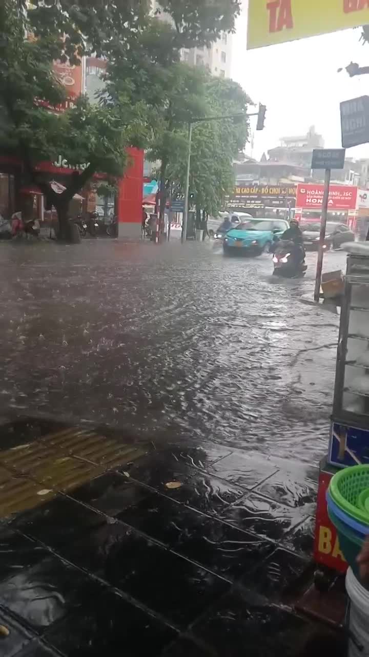 Mưa lớn tại Hà Nội nhiều tuyến đường ngập nặng
