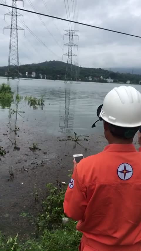 Hà Nội nước lũ dâng cao, nguy cơ mất an toàn đường dây 220kV