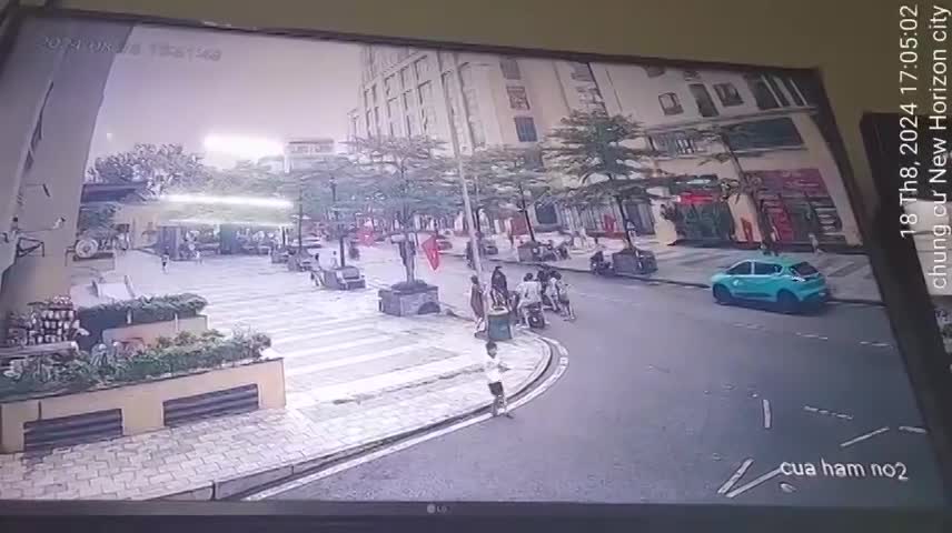 Bé trai bị hành hung dã man trước sảnh chung cư ở Hà Nội