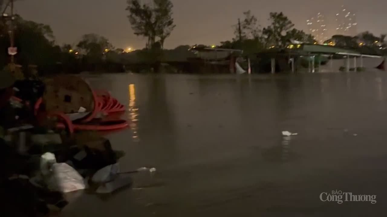 Nước sông Hồng dâng trong đêm, Hà Nội cảnh báo ngập lụt