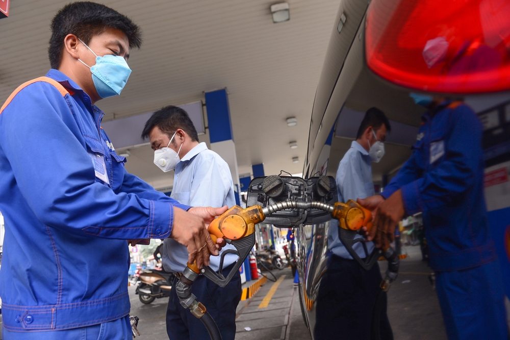 Công Thương qua góc nhìn báo chí ngày 14/4: Giá xăng dầu vẫn là chủ đề nóng