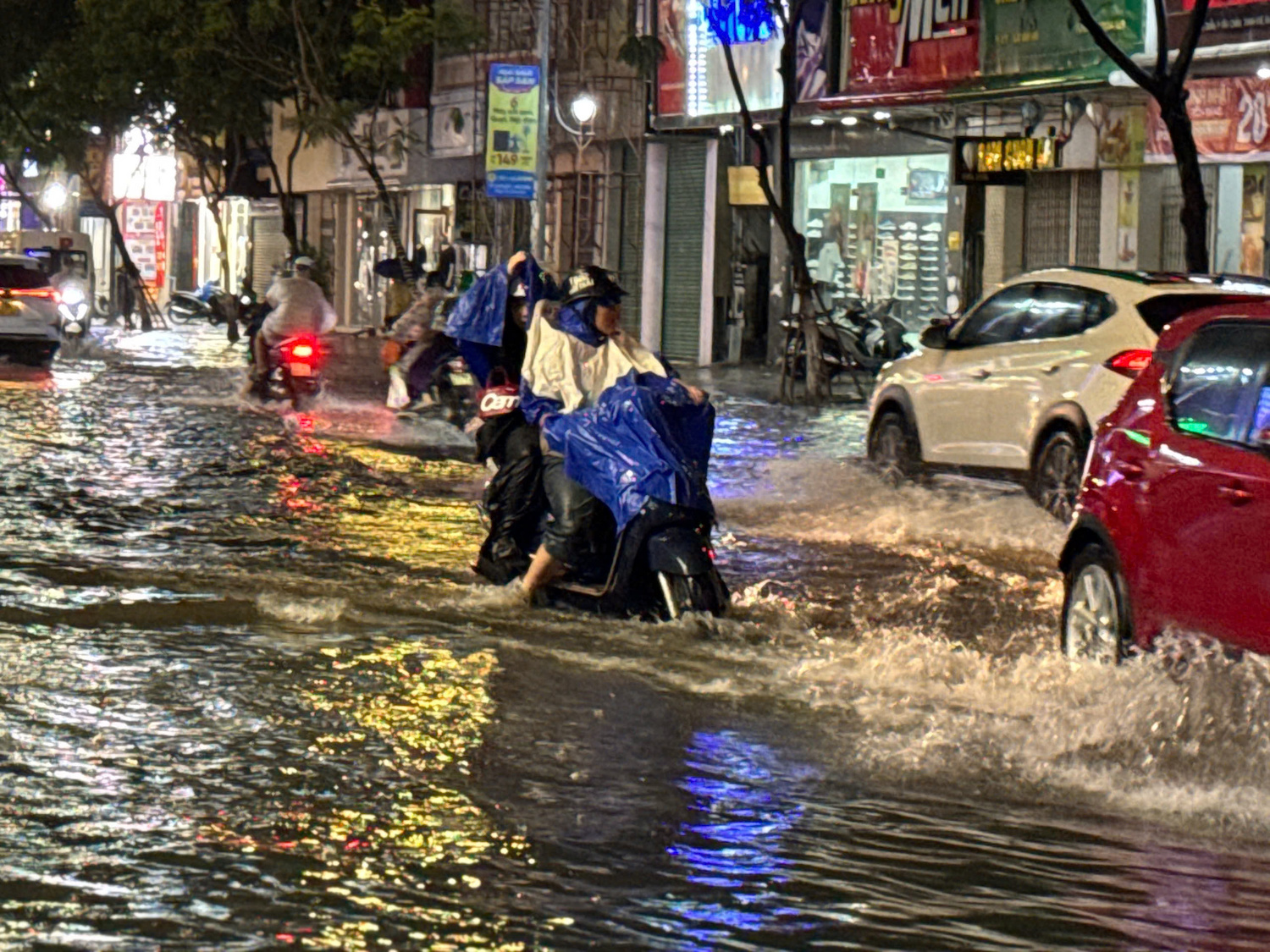 Chuyện lạ: Đường phố Đà Nẵng ngập giữa mùa hè