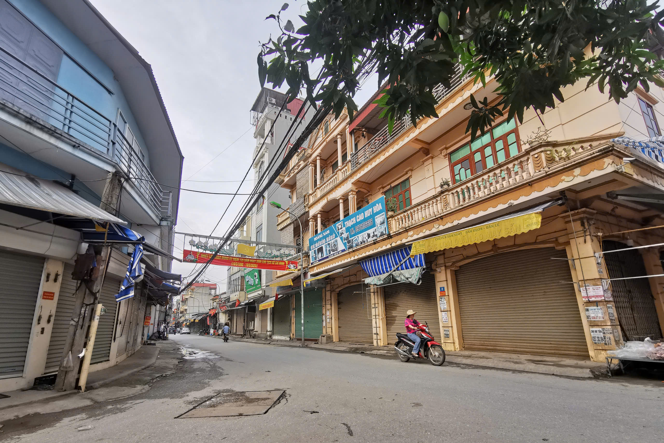 Vì sao làng tỷ phú Hà Nội vắng lặng bất thường?