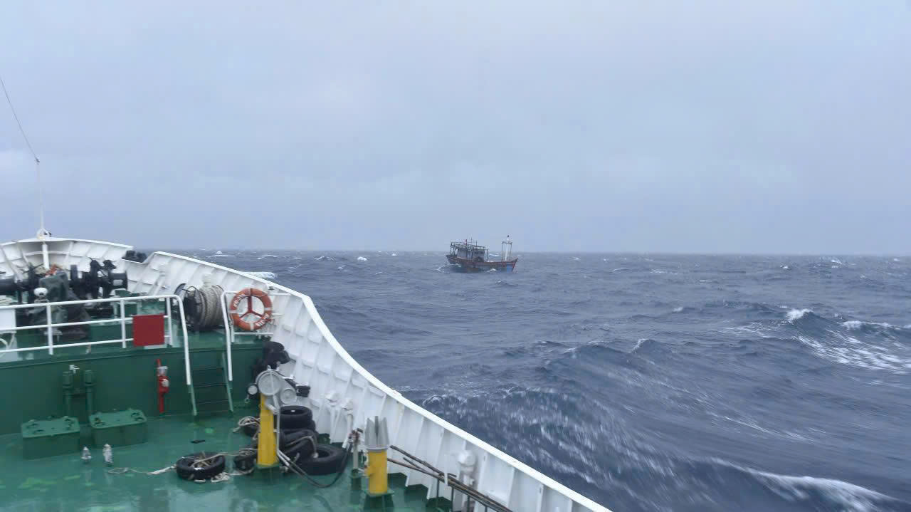 Bộ Tư lệnh Vùng Cảnh sát biển 2 ứng cứu 3 tàu cá gặp nạn trên biển