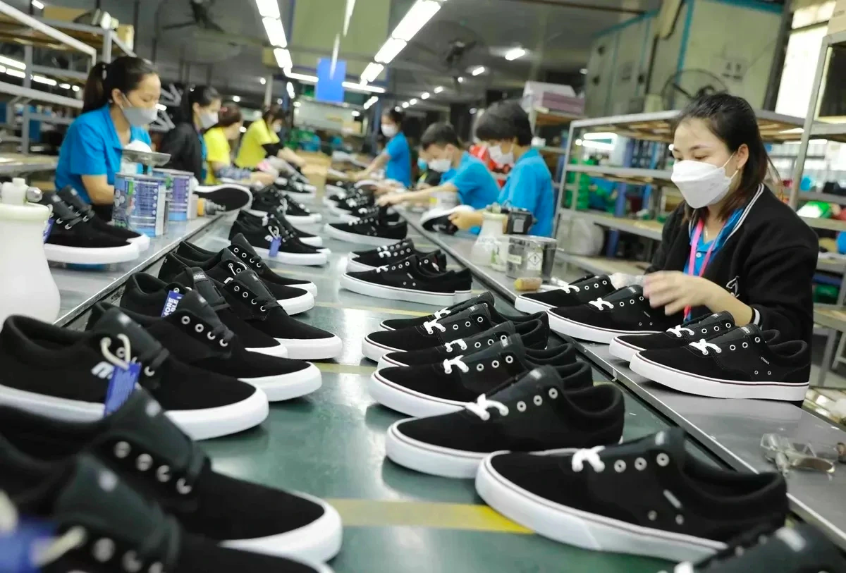 Nguyên phụ liệu: 'Mắt xích yếu' níu chân ngành da giày