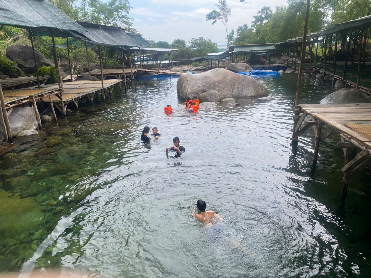Suối Mơ Lăng Cô - điểm đến lý tưởng ngày hè