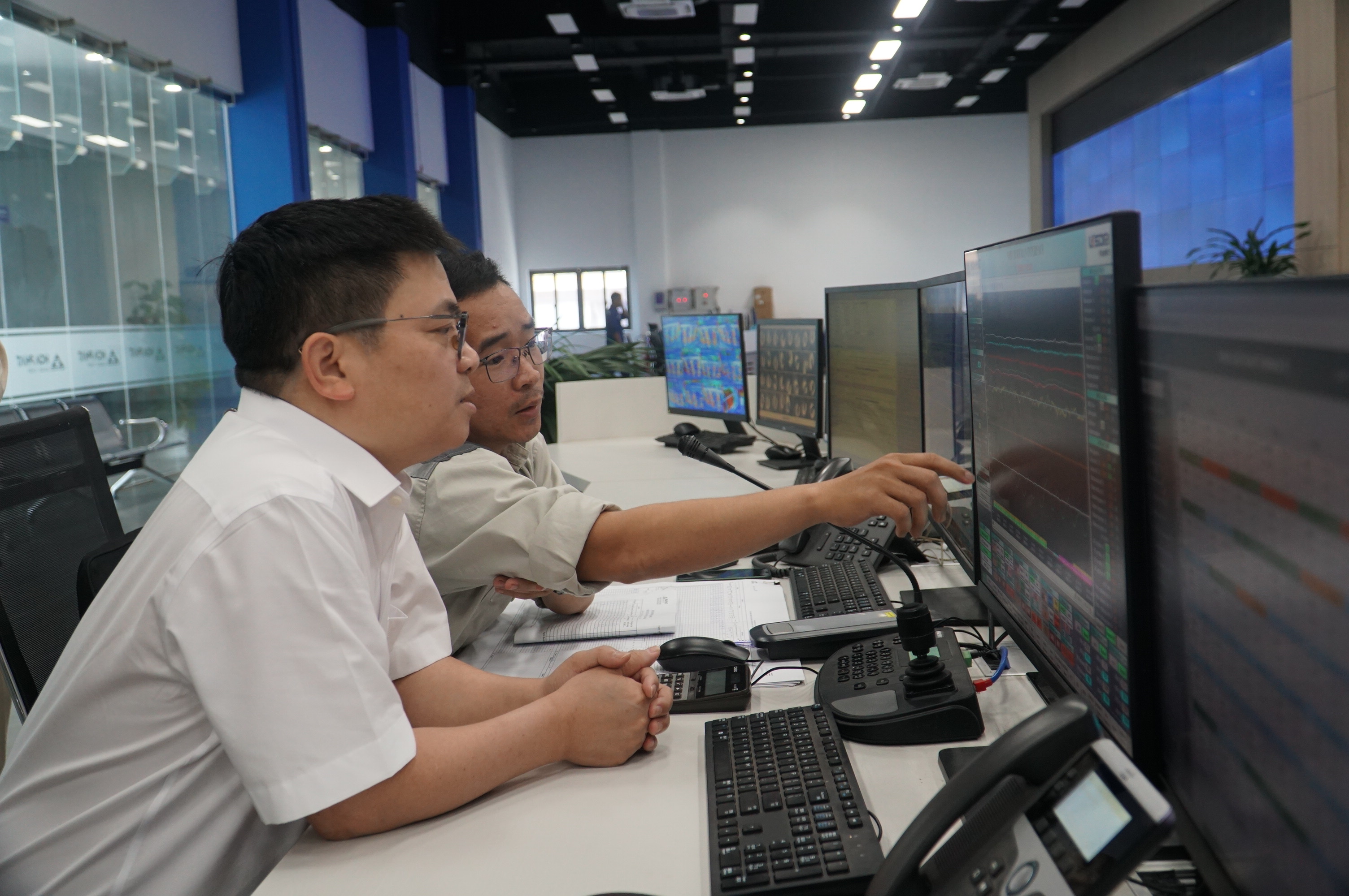 Chùm ảnh: Thứ trưởng Trương Thanh Hoài khảo sát Thép Hòa Phát Dung Quất