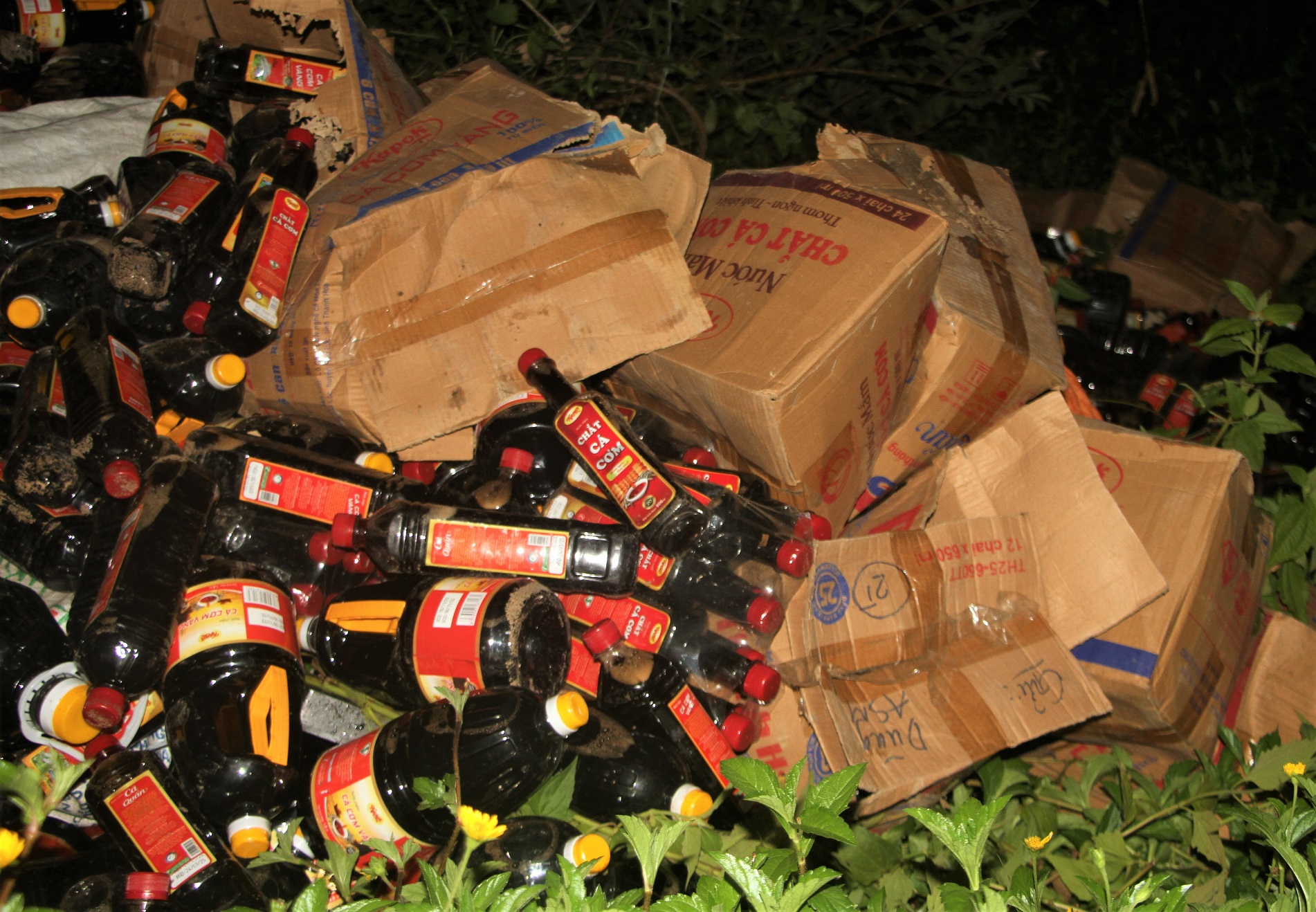 Quảng Nam: Phát hiện hơn 1.000 chai nước mắm vứt bỏ bên lề đường