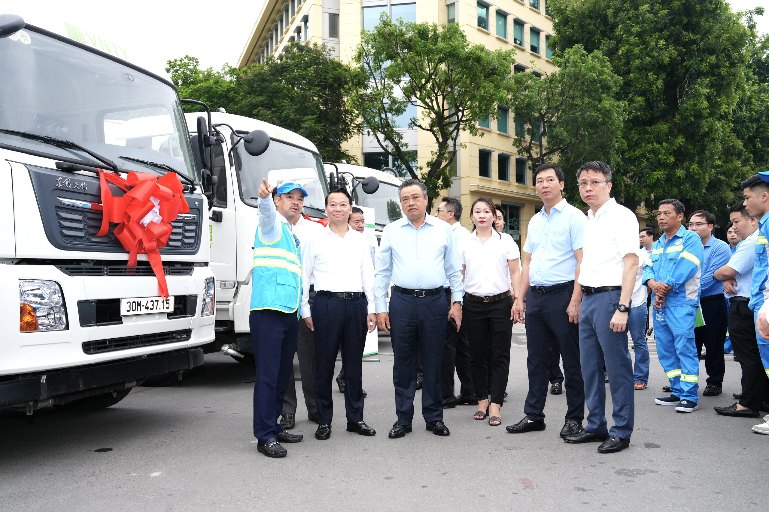 Hà Nội tiên phong vận hành thiết bị vệ sinh môi trường hiện đại 