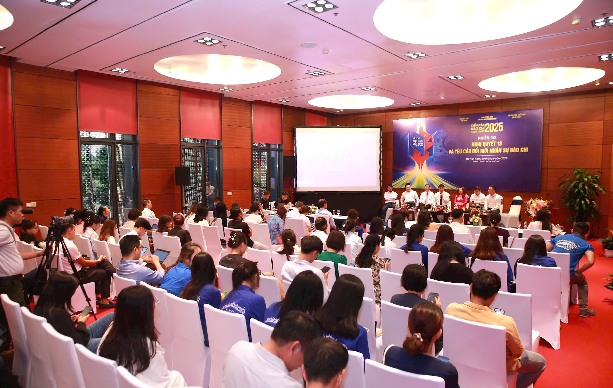 Báo chí thời Nghị quyết 18: Gọn để tinh, đổi mới để phát triển