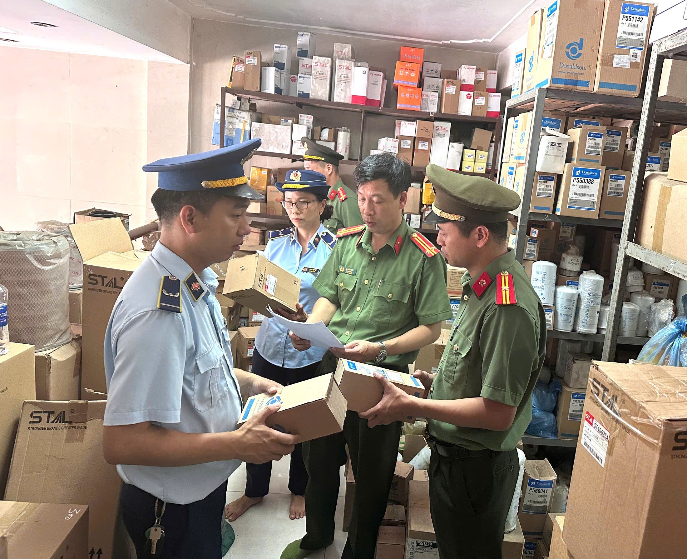 Nghệ An: Phát hiện một cửa hàng kinh doanh lọc nhớt không rõ nguồn gốc