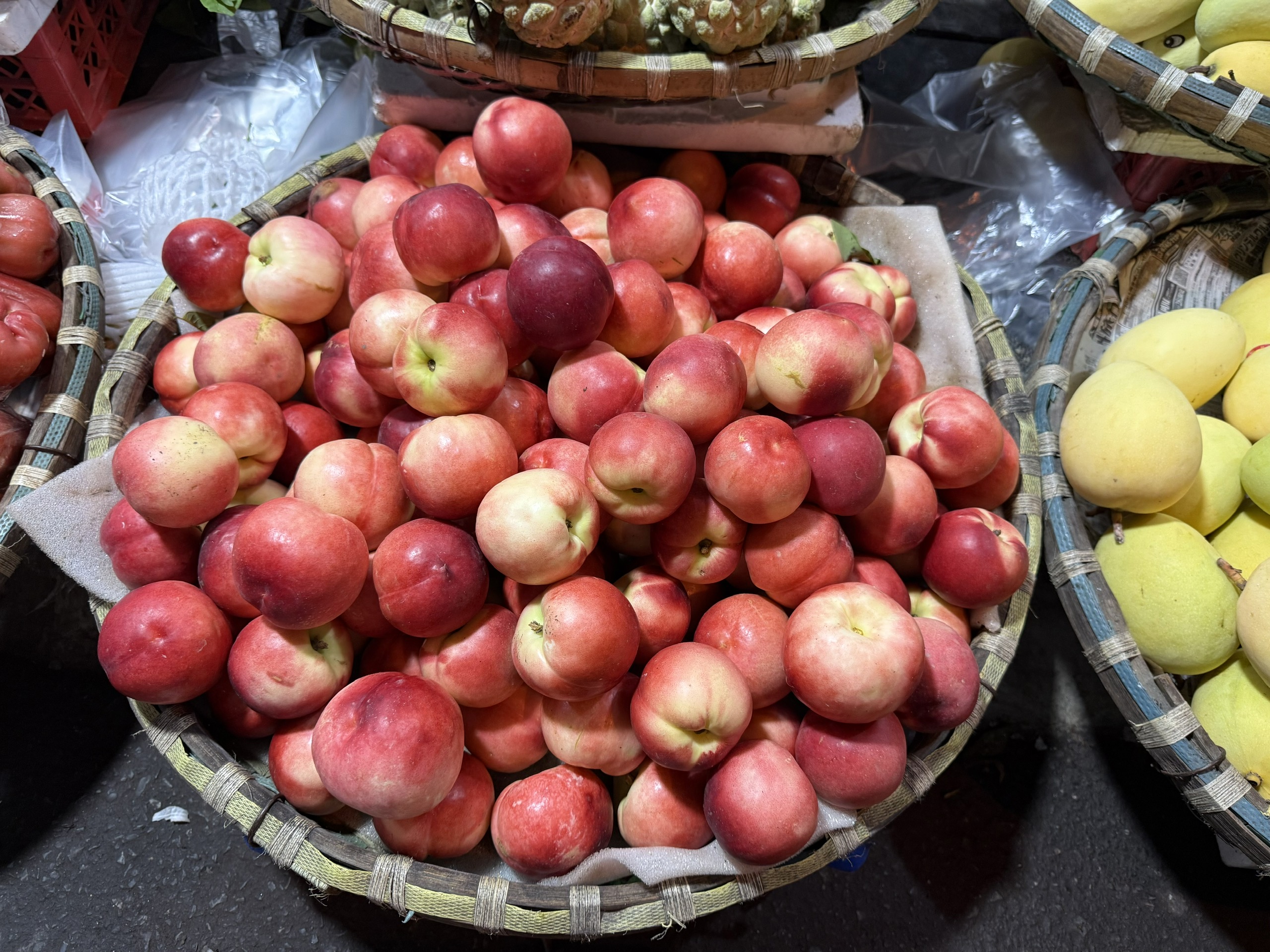 Loại trái cây lạ có mẫu mã bắt mắt hút khách chợ Việt