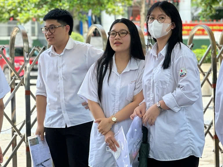 Thí sinh hào hứng làm thủ tục thi tốt nghiệp trung học phổ thông 2025
