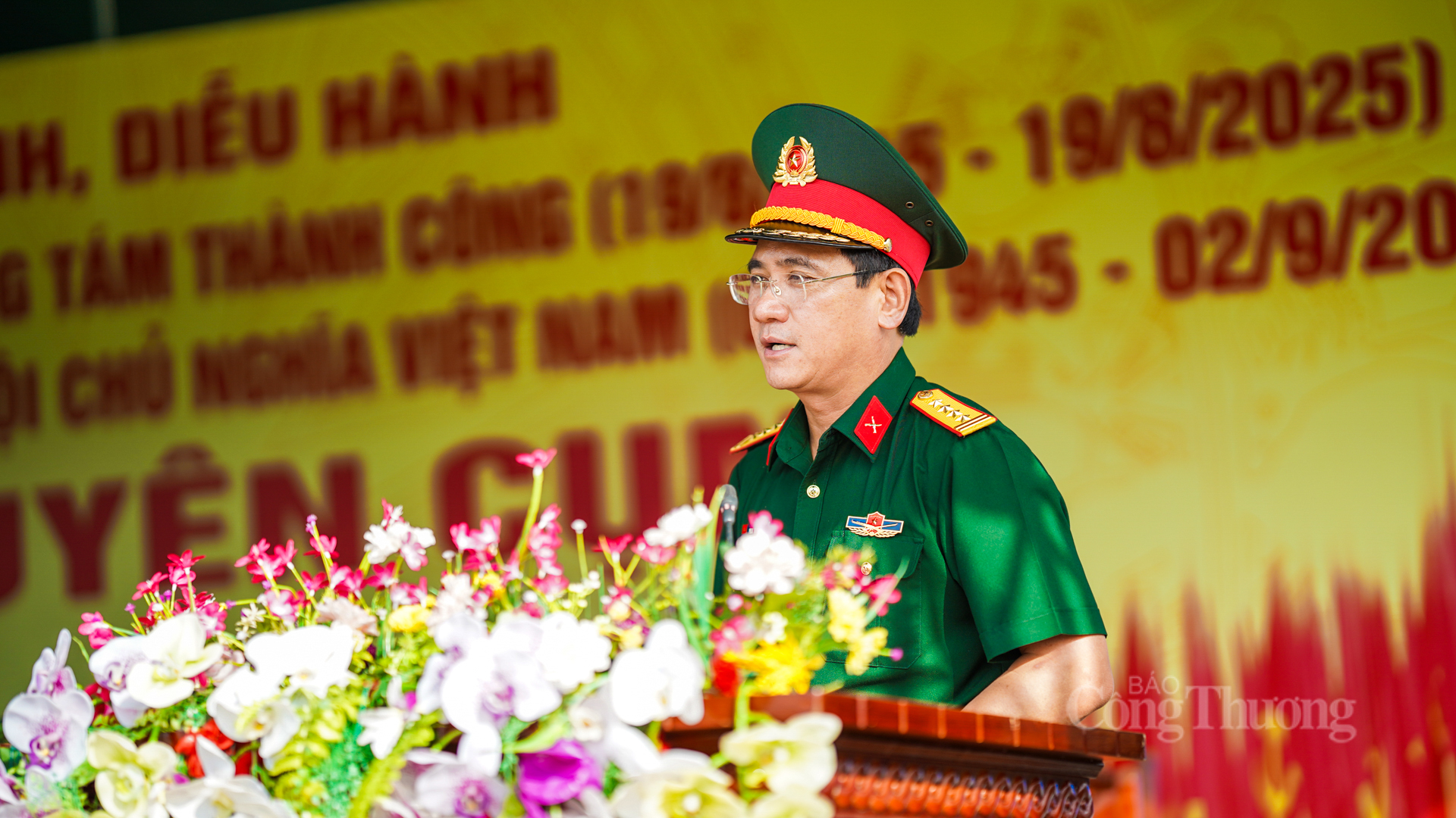 Phó Tư lệnh Quân khu V kiểm tra các khối diễu binh quân đội