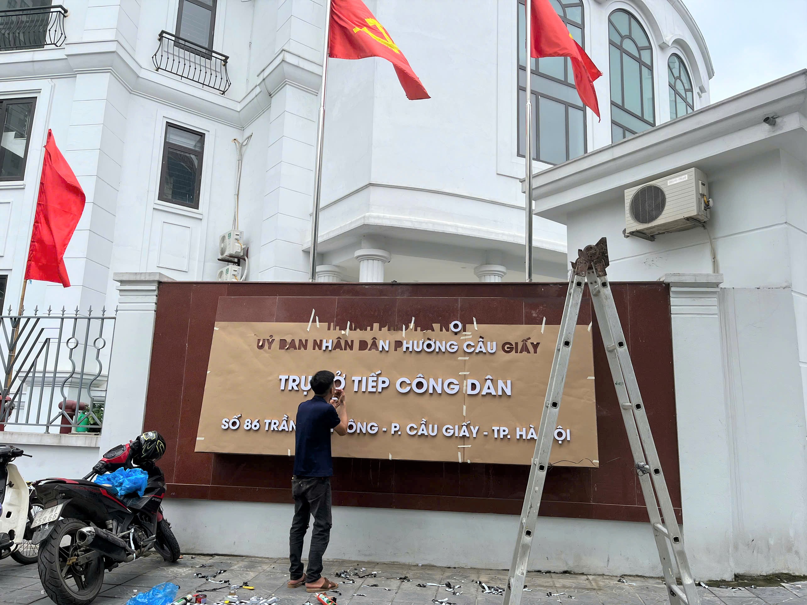 Các phường ở Hà Nội thay biển trụ sở, sẵn sàng vận hành chính quyền 2 cấp từ 1/7