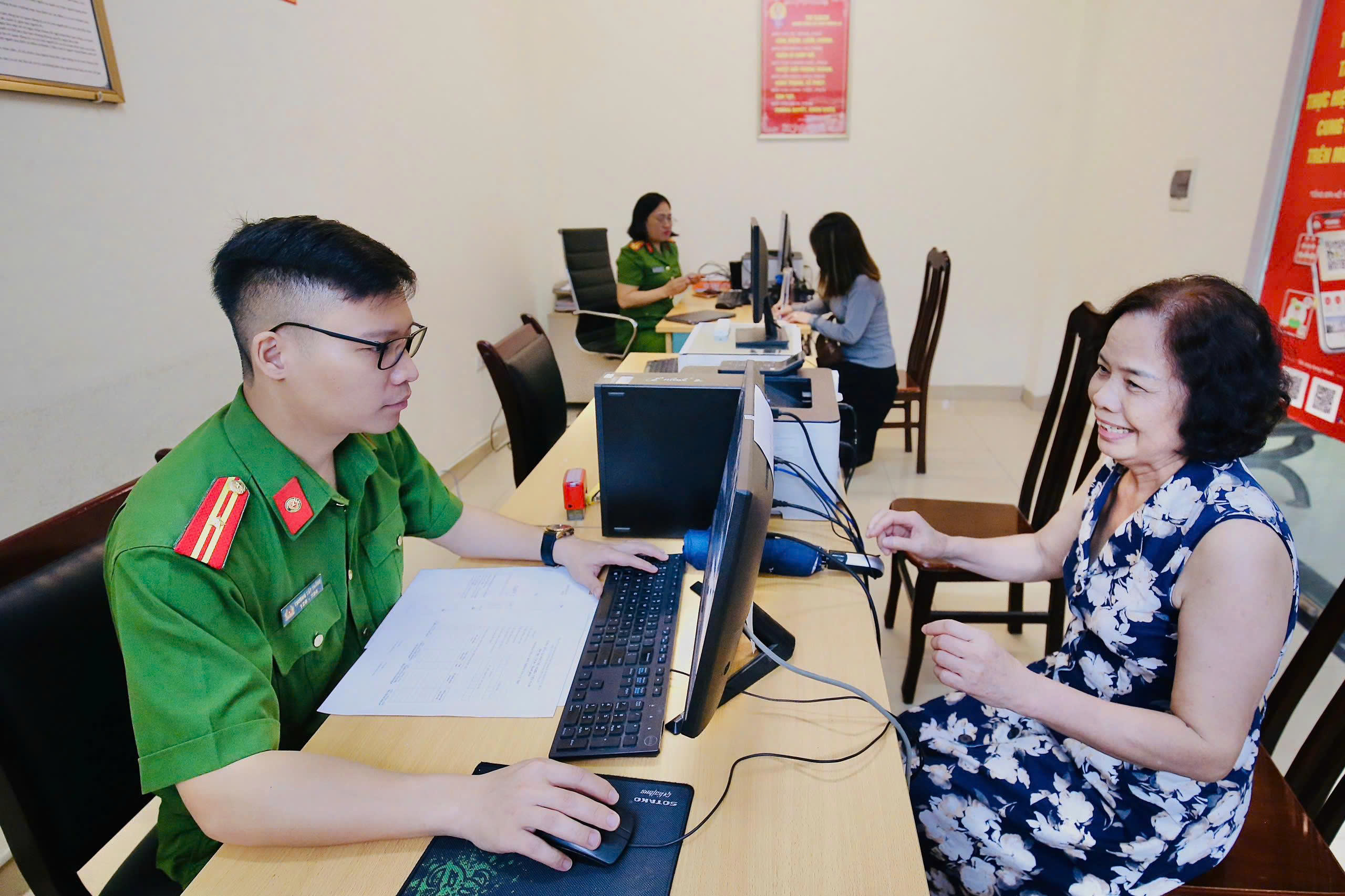 Hà Nội: Người dân phấn khởi vì thủ tục hành chính được giải quyết nhanh chóng