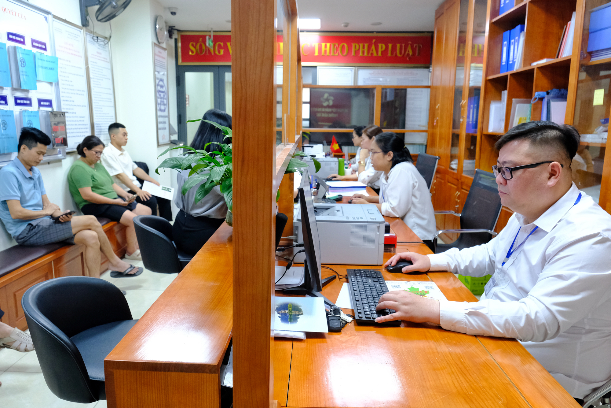 Công chức được cử đi học nhưng nghỉ việc phải đền bù ra sao?