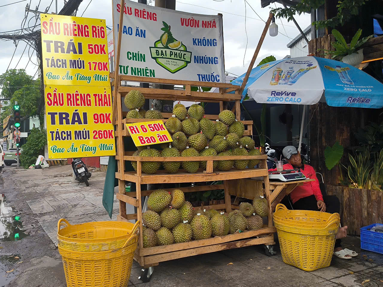 TP. Hồ Chí Minh: 'Ngược đời', trái cây giá mềm, hàng nhiều nhưng ít người mua