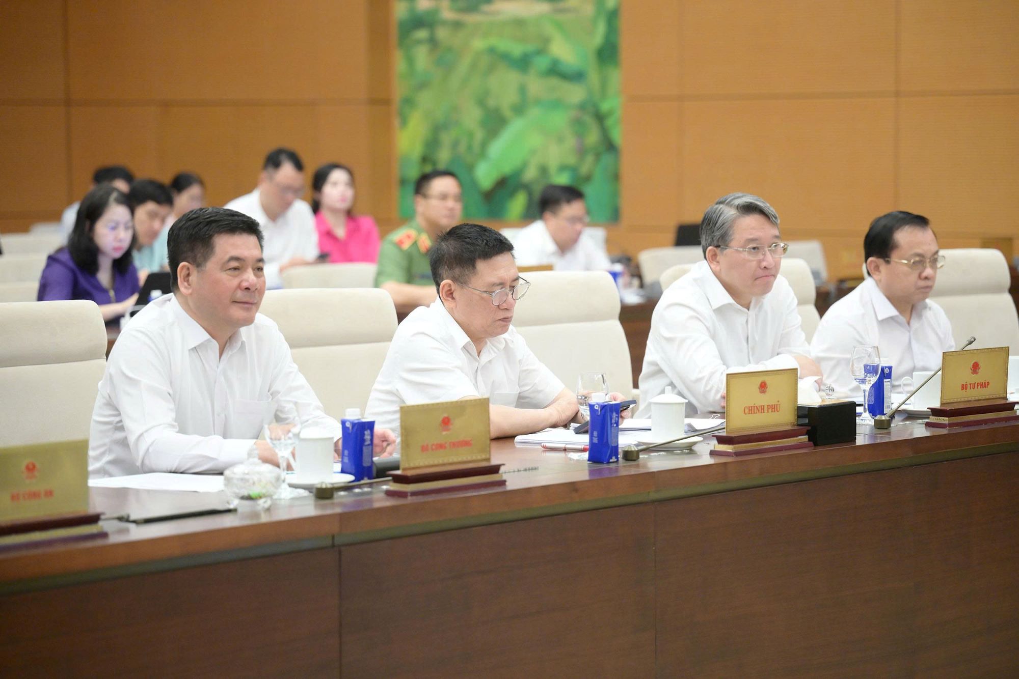 Trình Quốc hội xem xét, thông qua Luật Thương mại điện tử tại Kỳ họp thứ 10