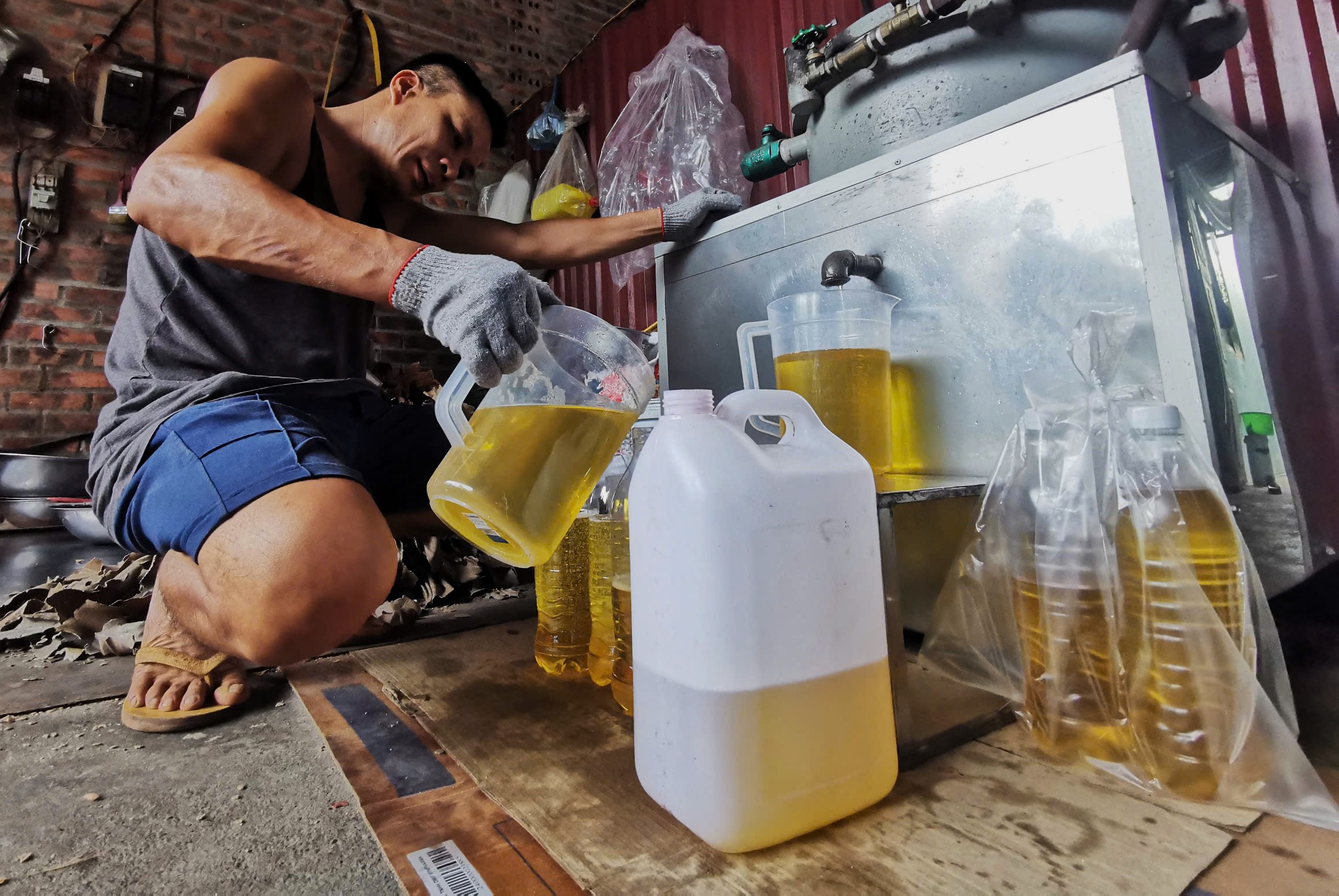Hà Nội: Người dân ngoại thành chi tiền triệu mua lạc, vừng ép vì lo dầu ăn giả