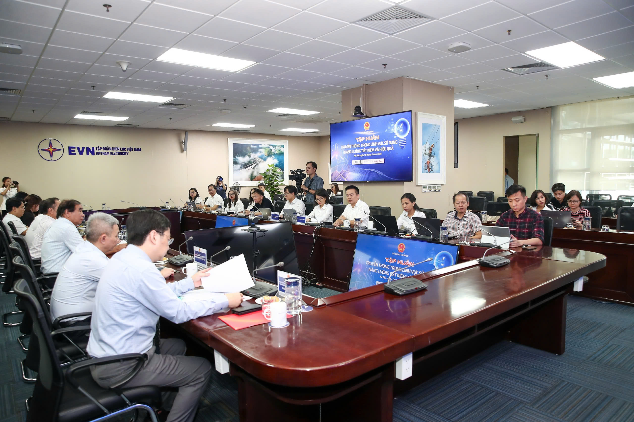 Chùm ảnh: Hội nghị ‘Tập huấn truyền thông trong lĩnh vực sử dụng năng lượng tiết kiệm và hiệu quả’