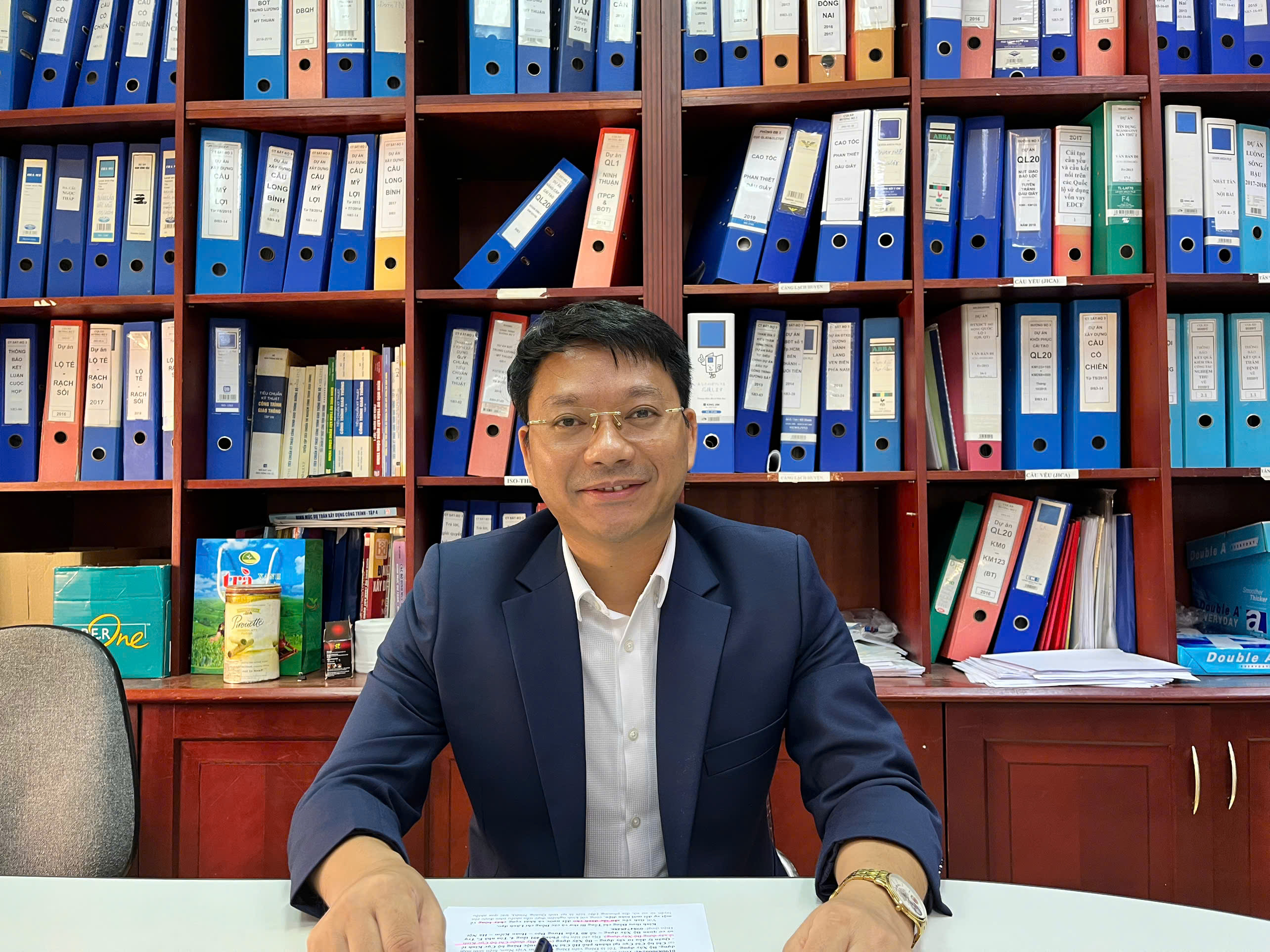 Chuyển đổi xe xăng sang xe điện: ‘Cán bộ đi trước làng nước theo sau’