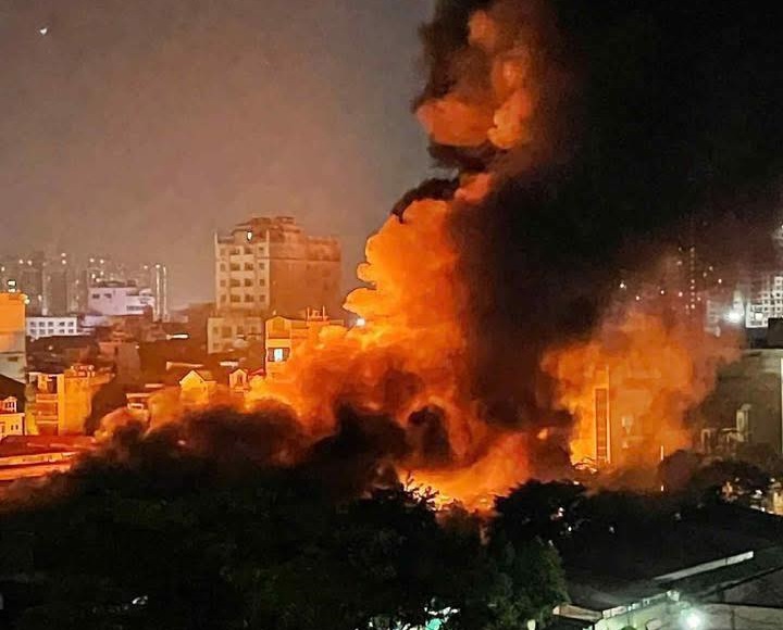 Hà Nội: Phố Trương Định chìm trong 