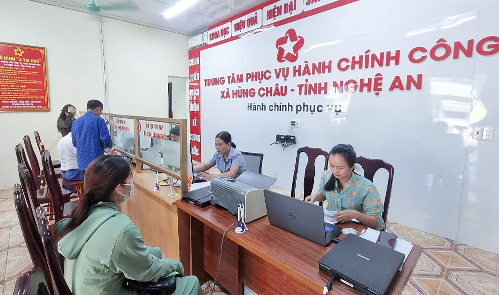 Nghệ An 'mạnh tay' với cán bộ yêu cầu người dân thêm thủ tục ngoài quy định