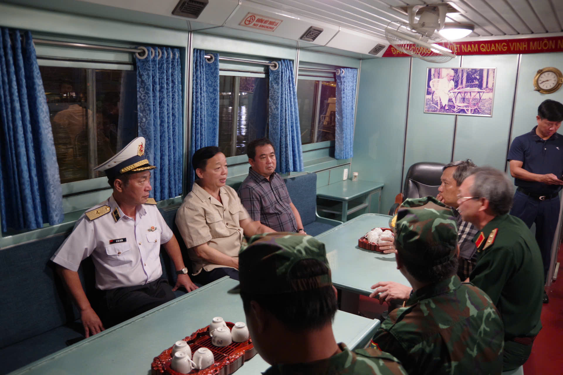 Phó Thủ tướng Trần Hồng Hà trực tiếp chỉ đạo cứu hộ tàu du lịch bị lật trên biển